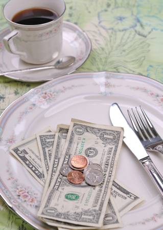 café, café, argent, pièces de monnaie, couteau, fourchette, plaque Carroteater - Dreamstime