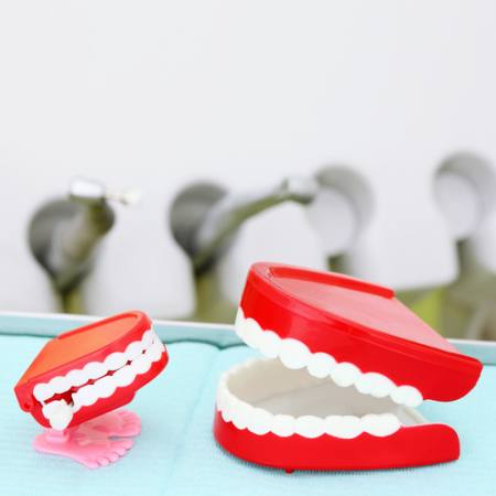 dents, rouge, maxilar, pieds, dentiste Pavel Losevsky - Dreamstime