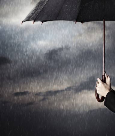 pluie, parapluie, gouttes, la main Arman Zhenikeyev - Dreamstime