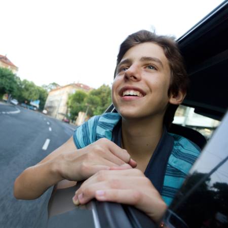 voiture, fenêtre, garçon, route, sourire Grisho - Dreamstime
