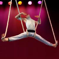 Pixwords L`image avec homme, Suspendre, cirque, rouge, cordes Galina Barskaya - Dreamstime