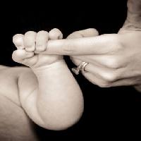 Pixwords L`image avec la main, bébé, anneau, maintenez Sarah Spencer - Dreamstime