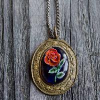 collier, bijoux, rose, pendentif Ulyana Khorunzha (Ulyanakhorunzha)