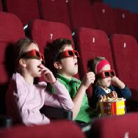 montre enfants, le cinéma, pop-corn, des sièges, rouge Agencyby - Dreamstime