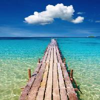Pixwords L`image avec mer, l'eau, marche, bois, pont, océan, bleu, ciel, nuage Dmitry Pichugin - Dreamstime