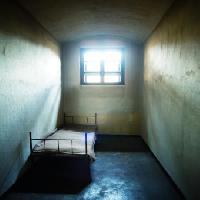 la prison, cellule, lit, fenêtre Constantin Opris - Dreamstime