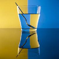 en verre, cuillère, eau, jaune, bleu Alex Salcedo - Dreamstime