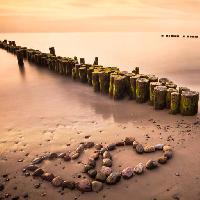 Pixwords L`image avec de l'eau, coeur, coeurs, pierres, bois, sable, plage Manuela Szymaniak (Manu10319)