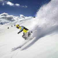 Pixwords L`image avec hiver, ski, skieur, montagne, neige, ciel Ilja Mašík