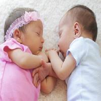 Pixwords L`image avec bébé, bébés, fille, garçon, rose, le sommeil Orionna